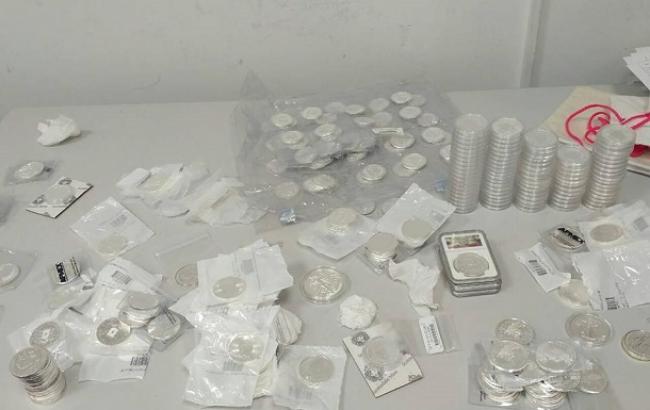 Таможенники предотвратили незаконный ввоз 357 серебряных коллекционных монет