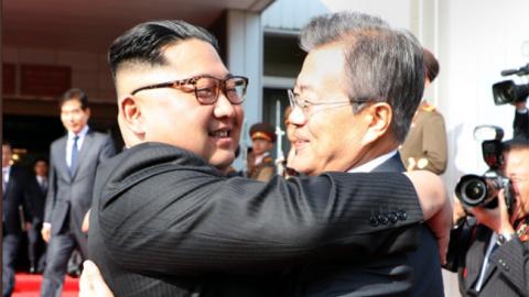 Лідери Північної та Південної Кореї зустрілись у демілітаризованій зоні