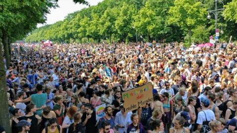 У Берліні пройшли масові мітинги підтримки опозиції