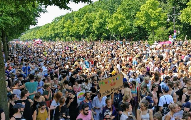 В Берлине прошли массовые митинги в поддержку оппозиции