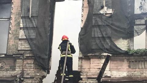 У Києві на Подолі загорілась аварійна будівля