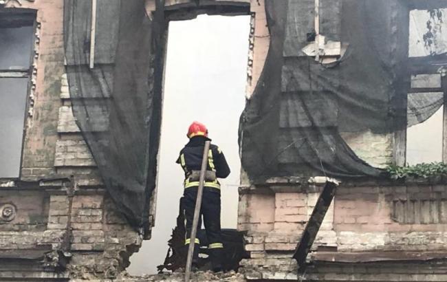 У Києві на Подолі загорілась аварійна будівля