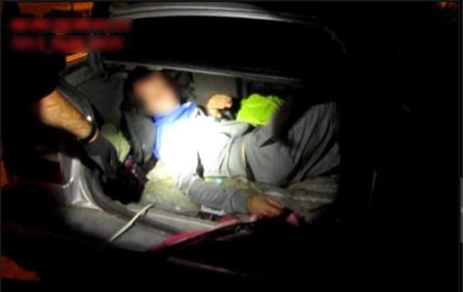 У Сумській обл. затримали громадянина Молдови, який віз в багажнику нелегала