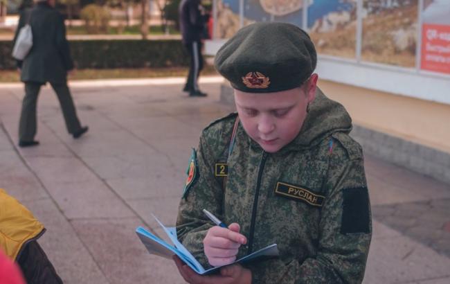 У Криму дітей одягли у військову форму: у мережі обурені