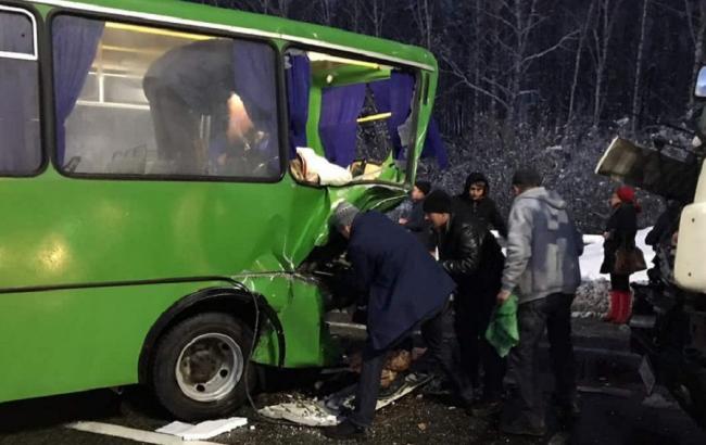 Під Києвом у ДТП з автобусом постраждали 8 людей