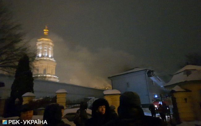 У напрямку Києво-Печерської лаври призупинено рух тролейбусів через пожежу