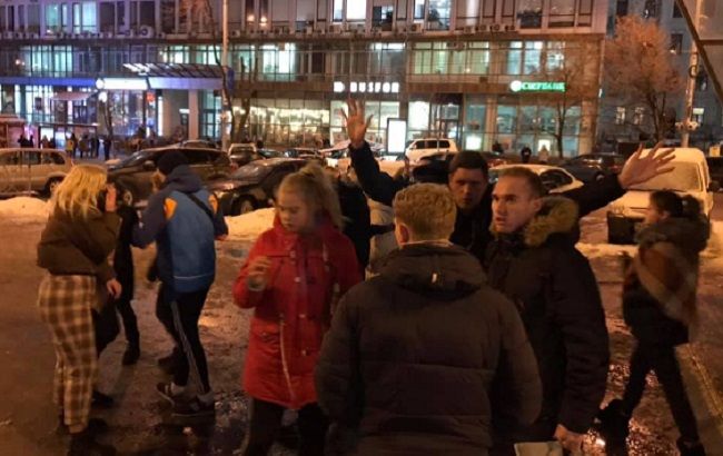 "Ногами по печінці": у Києві група школярів жорстоко побила чоловіка (відео)