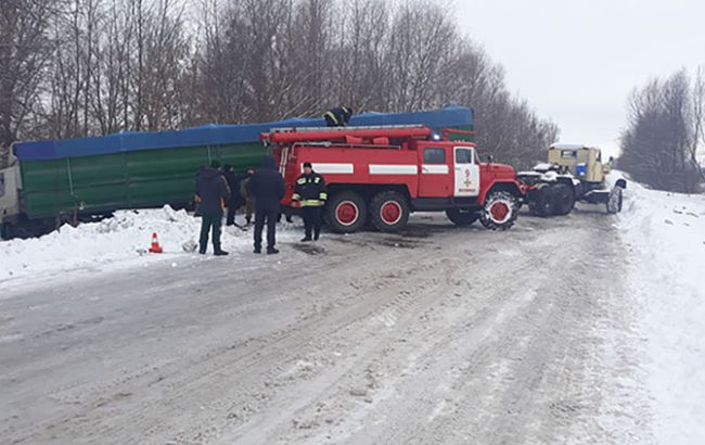 "Укрлендфарминг" Бахматюка за свой счет расчистил дороги в трех областях Украины
