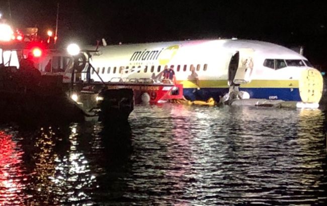 В США Boening с более чем сотней пассажиров упал в реку