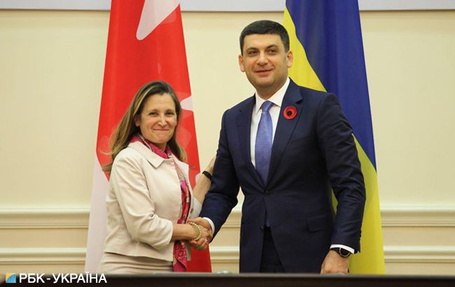 Фриланд обсудит выдачу РФ паспортов жителям ОРДЛО на уровне G7