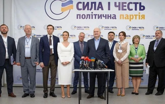 В списке Смешко оказались приближенные к олигархам и Януковичу кандидаты