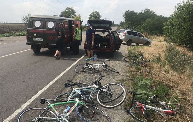 Під Миколаєвом автомобіль збив групу дітей-велосипедистів