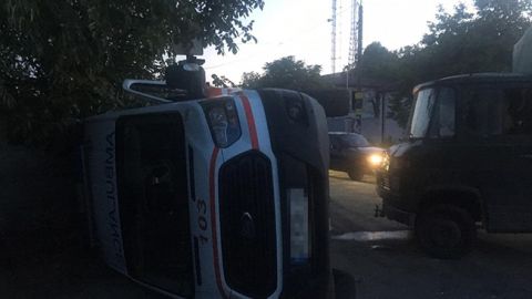 У Дніпрі вантажівка зіткнулася зі "швидкою", є постраждалі