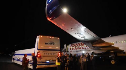 В аеропорту Канади літак Трюдо зіткнувся з автобусом