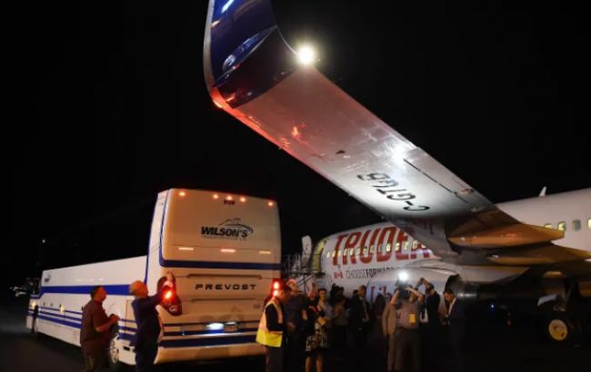 В аэропорту Канады самолет Трюдо столкнулся с автобусом