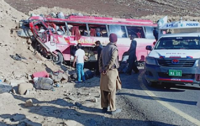 У Пакистані автобус врізався у пагорб, є жертви