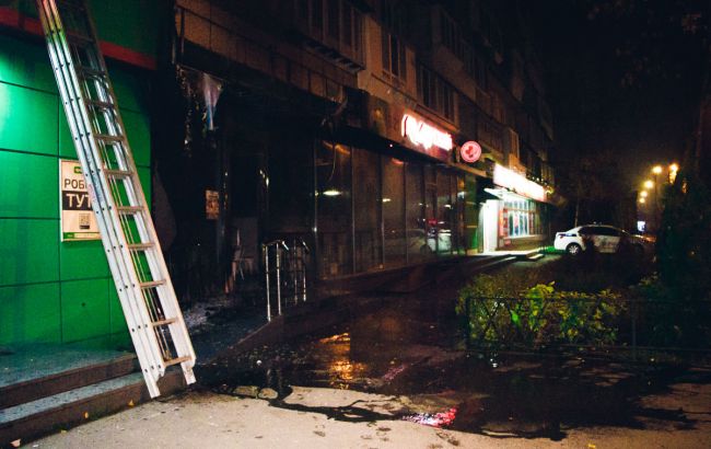 У Києві троє невідомих спалили магазин