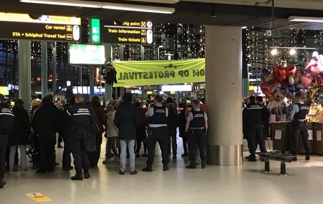 В аэропорту Амстердама во время протестов задержали экоактивистов
