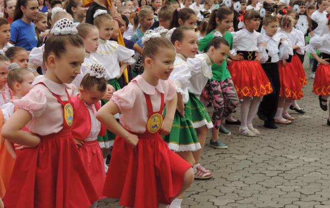 Флешмоб під час грози: на головній площі Ужгорода зібралося 600 танцюристів