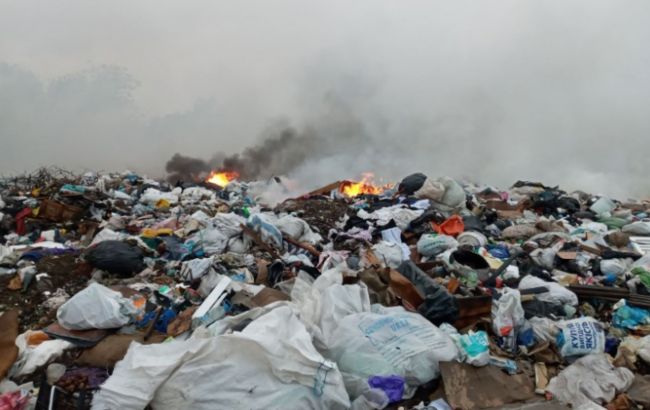 У Київській області з ночі гасять пожежу на сміттєзвалищі