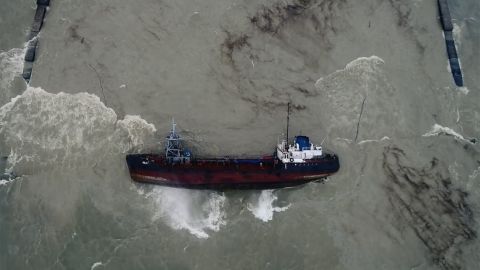 Затонулий в Одесі танкер зможуть прибрати не раніше вересня