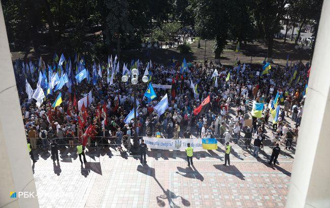 Под Радой устроили акцию протеста из-за "языкового" законопроекта