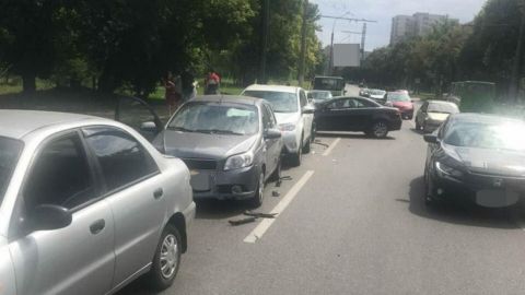 У Харкові зіткнулися 5 автомобілів, є постраждалі