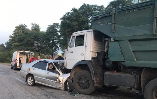 У Київській області легкове авто врізалося у вантажівку, є загиблі