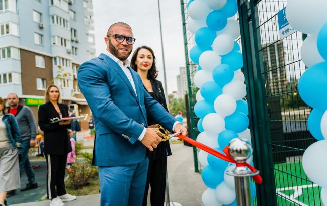 Представители группы компаний DIM открыли футбольное поле возле ЖК "Метрополис" в Голосеевском районе