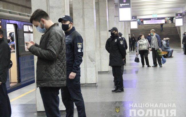 У Харкові поліція "ловила" пасажирів без маски у вагонах метро: з'явилося відео 