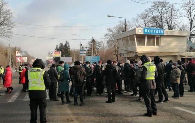 В Харьковской области протестуют из-за тарифов на газ. Люди перекрыли трассу