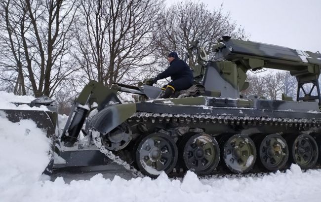 Последствия снегопадов: движение транспорта ограничено в двух областях