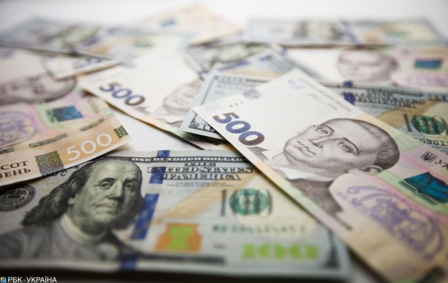 Доллар дорожает и поднялся на межбанке до уровня 28 гривен