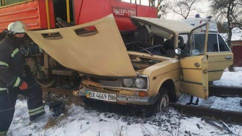 В Виннице поезд столкнулся с автомобилем: водителя забрала "скорая"