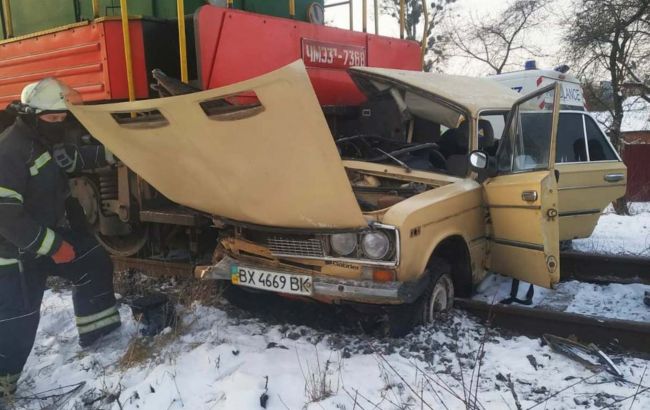 У Вінниці потяг зіштовхнувся з автівкою: водія забрала "швидка"