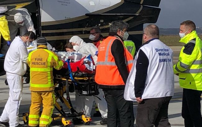 В Париже переполнены больницы, пациентов с COVID эвакуируют в другие города