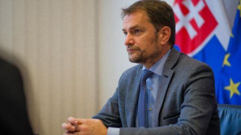 В Словакии требуют отставки премьер-министра из-за закупки российской вакцины