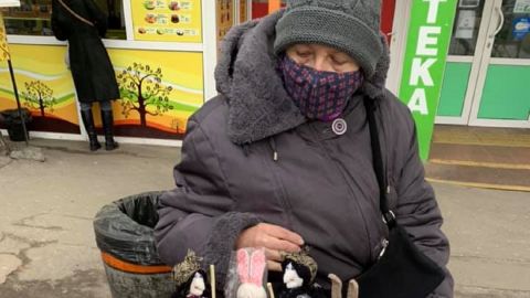 Жители Киева объединились, чтобы помочь бабушке-мастерице со зверушками у метро