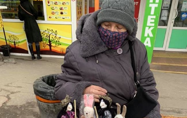 Жителі Києва об'єдналися, щоб допомогти бабусі-майстрині зі звірятами у метро
