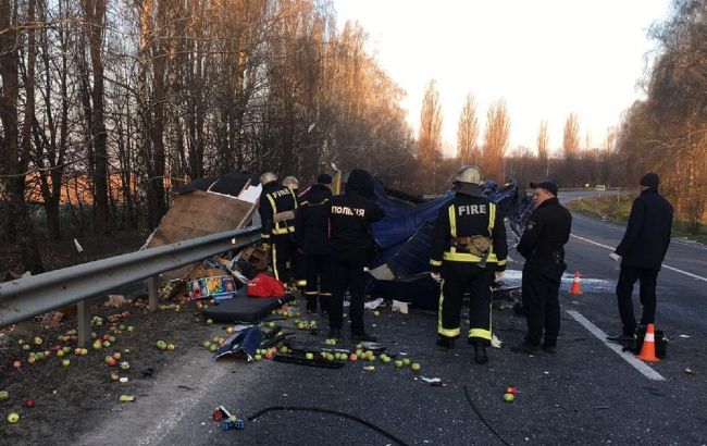 У Вінницькій області в лобовій аварії вантажівок загинули два водії