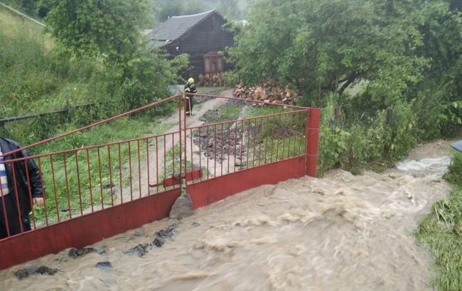 На Закарпатті сильні дощі затопили будинки та дороги