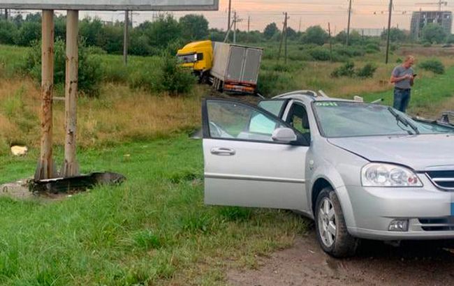 Внаслідок потрійної ДТП у Львівській області загинула 2-річна дитина, четверо - травмовані