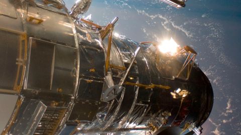 Hubble после ремонта показал новые черно-белые кадры галактик