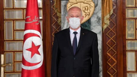 Тунис вводит комендантский час