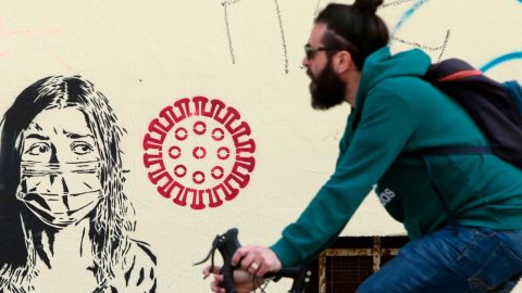 В США возвращают масочный режим для вакцинированных лиц