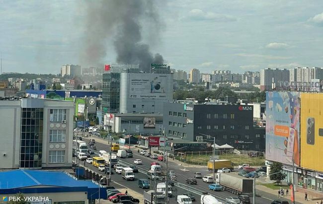 У Києві масштабна пожежа. Горять склади