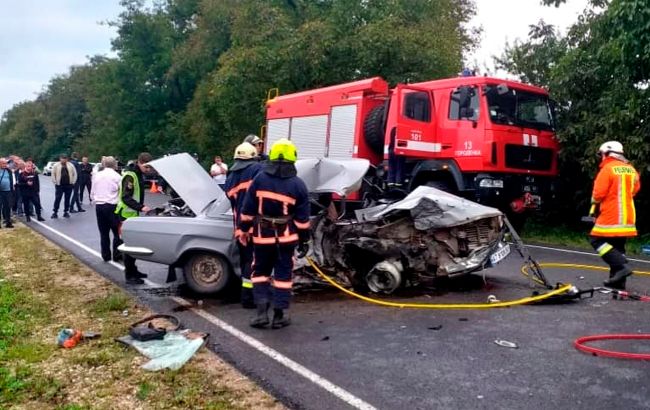 Виїхав на зустрічну смугу: на Прикарпатті зіткнулися два автомобілі, є жертви