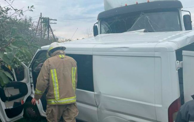 В Одеській області вантажівка зіткнулась з автомобілем. Серед постраждалих 6-річна дитина
