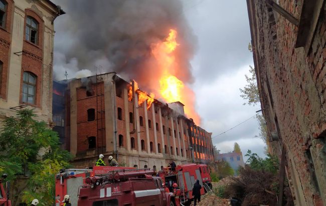 Пожежа на території колишнього заводу Мукачева: рятувальники ліквідували вогонь