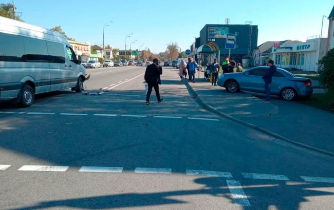 В Киевской области в результате ДТП автомобиль вылетел в автобусную остановку